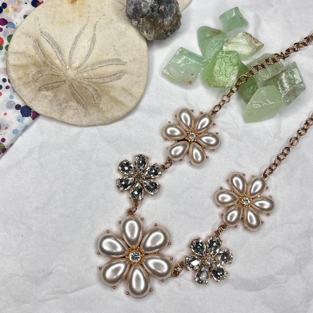 Elegant Floral Pearl Necklace